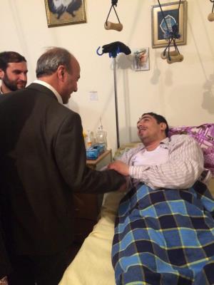 معاینه جانباز مدافع حرم حاج صمد فاتح نژاد توسط تیم