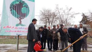 نهال کاری توسط هیئت رئیسه دانشگاه