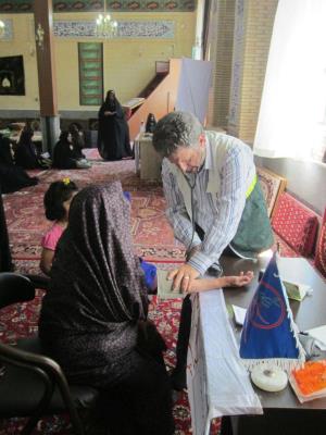 ویزیت رایگان و توزیع بسته های غذایی توسط بسیج جامع