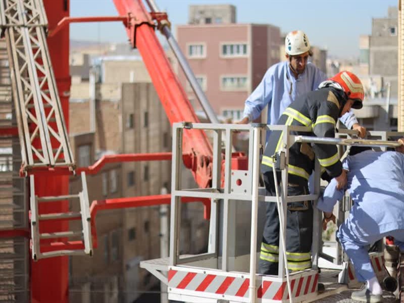 به منظور آمادگی حداکثری برای اطفای حریق و تخلیه اضطراری در مراکز بهداشتی و درمانی، مانور بزرگ مشترک مدیریت بحران در بیمارستان سینای تبریز با موفقیت برگزار شد.