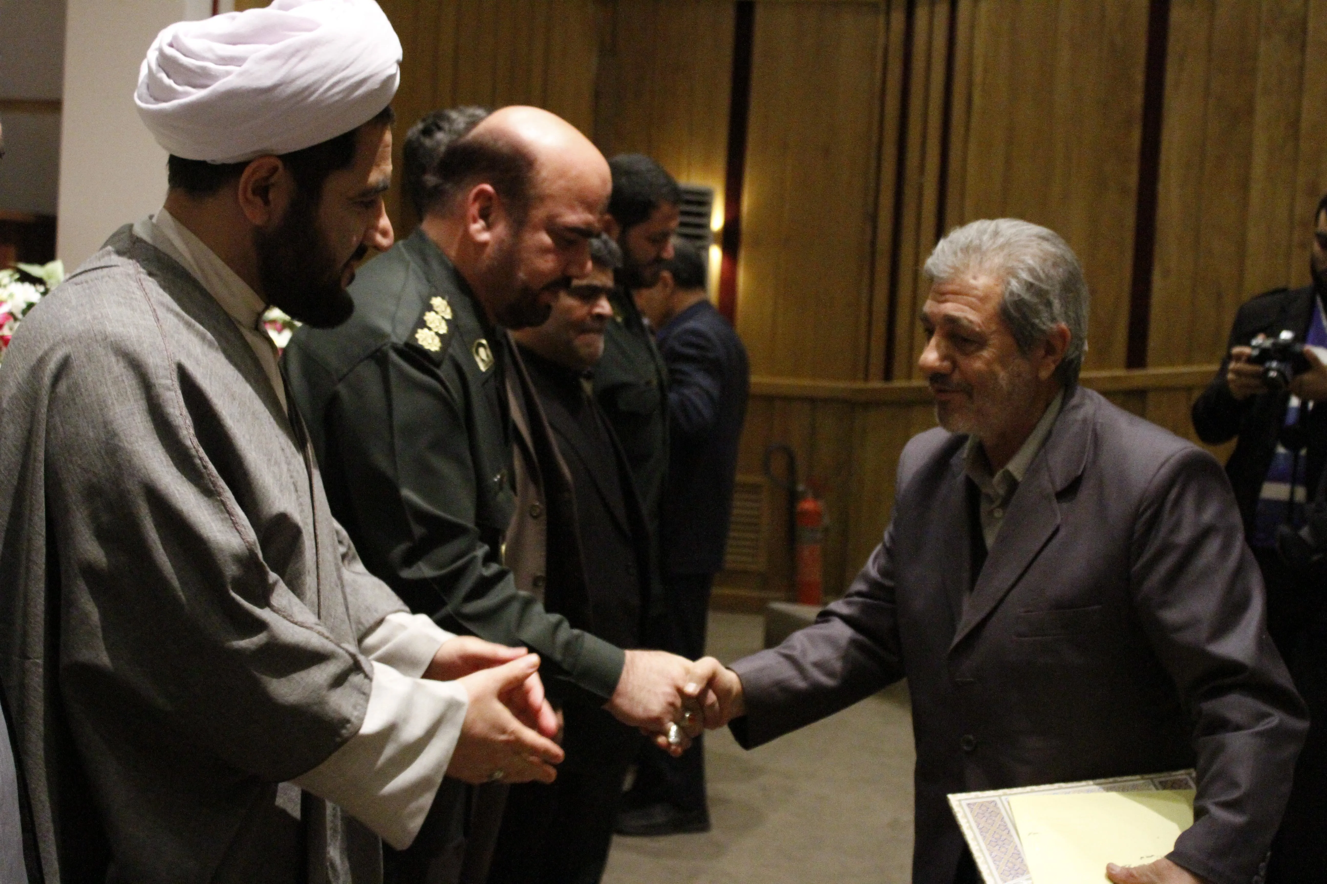 هر کسی که دلسوز نظام و انقلاب باشد بسیجی است
