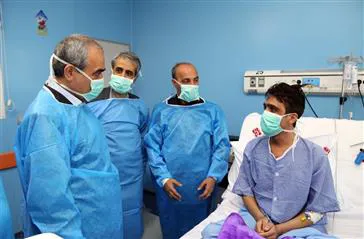 دکتر خدا بخش استاندار استان آذربایجان شرقی از بیمار پیوند قلب در مرکز آموزشی درمانی شهید مدنی عیادت کرد .